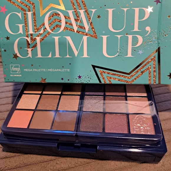Glow up, Glim up.  Avon makeup mega palette 🎨. - Picture 9 of 11